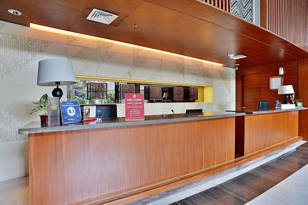 فندق جامبولوك ماليوبورو يوجياكارتا يوغياكارتا المظهر الخارجي الصورة The reception desk at the hotel
