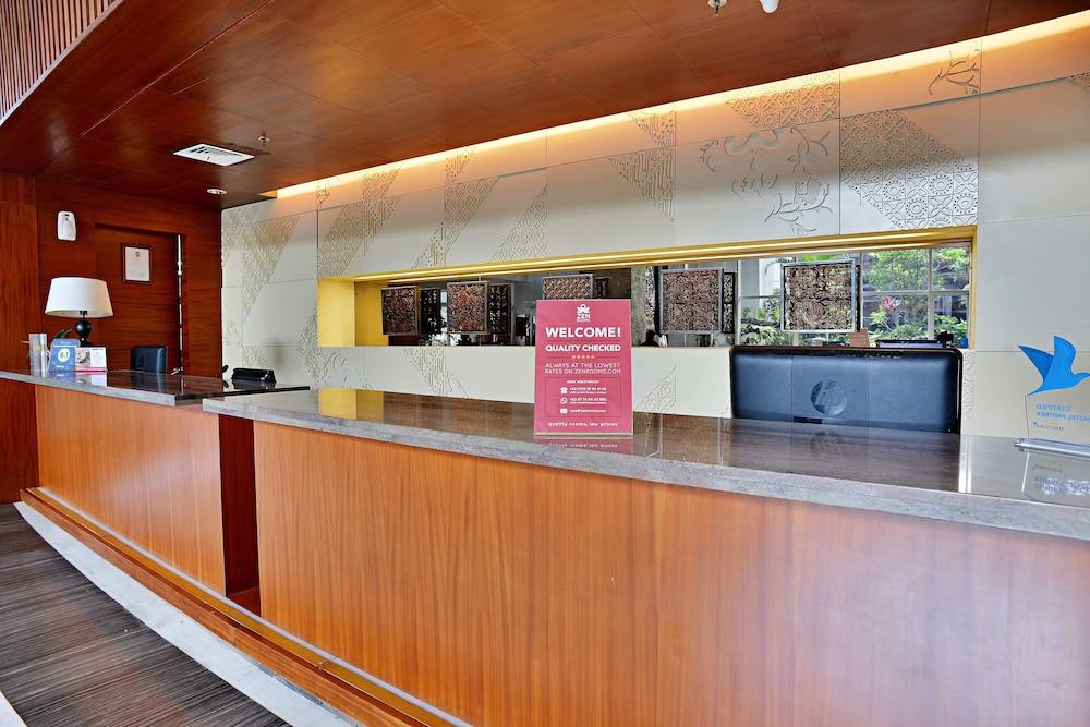 فندق جامبولوك ماليوبورو يوجياكارتا يوغياكارتا المظهر الخارجي الصورة The reception desk at the main entrance