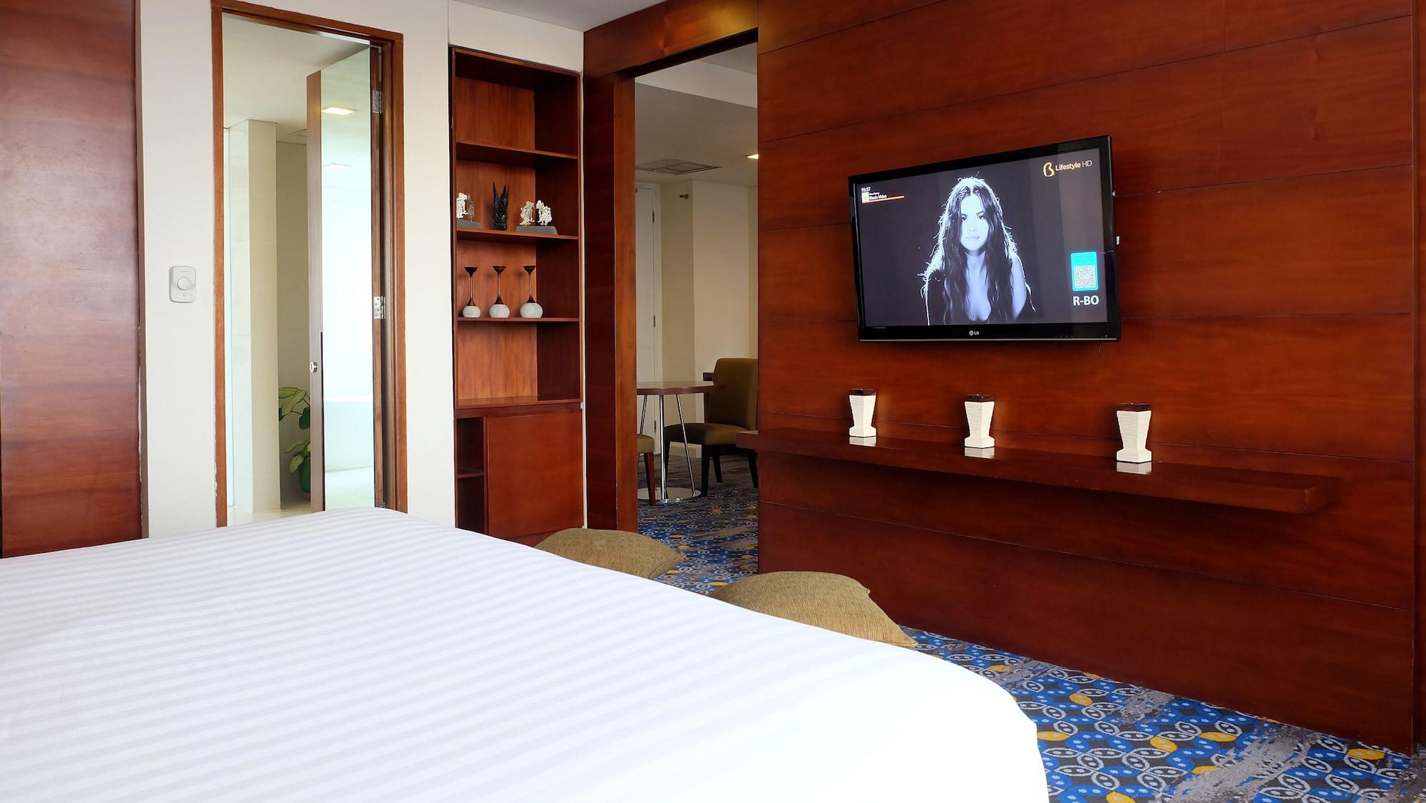 فندق جامبولوك ماليوبورو يوجياكارتا يوغياكارتا المظهر الخارجي الصورة A television in a hotel room