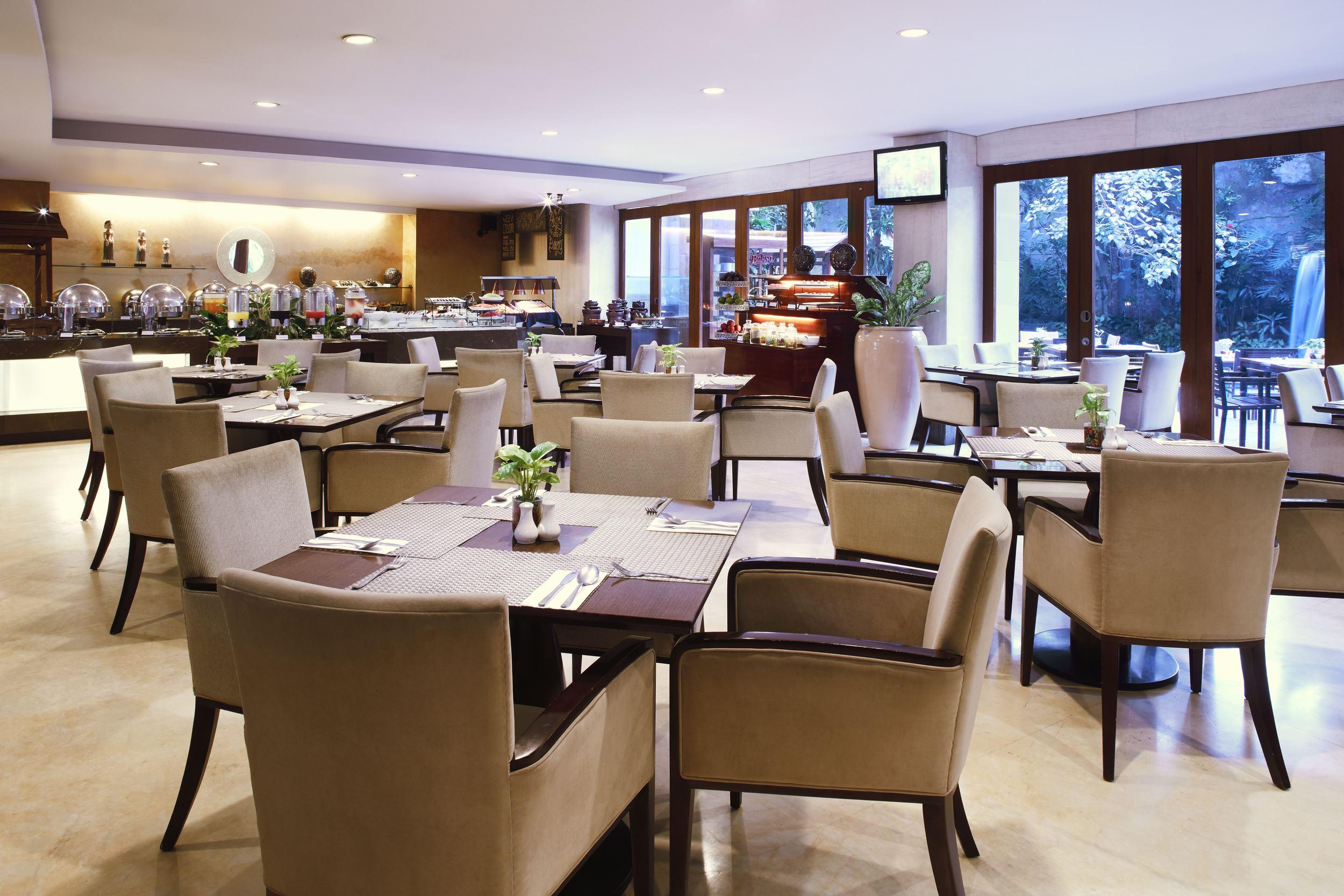 فندق جامبولوك ماليوبورو يوجياكارتا يوغياكارتا المظهر الخارجي الصورة The Club Lounge at the Royal Garden Grove