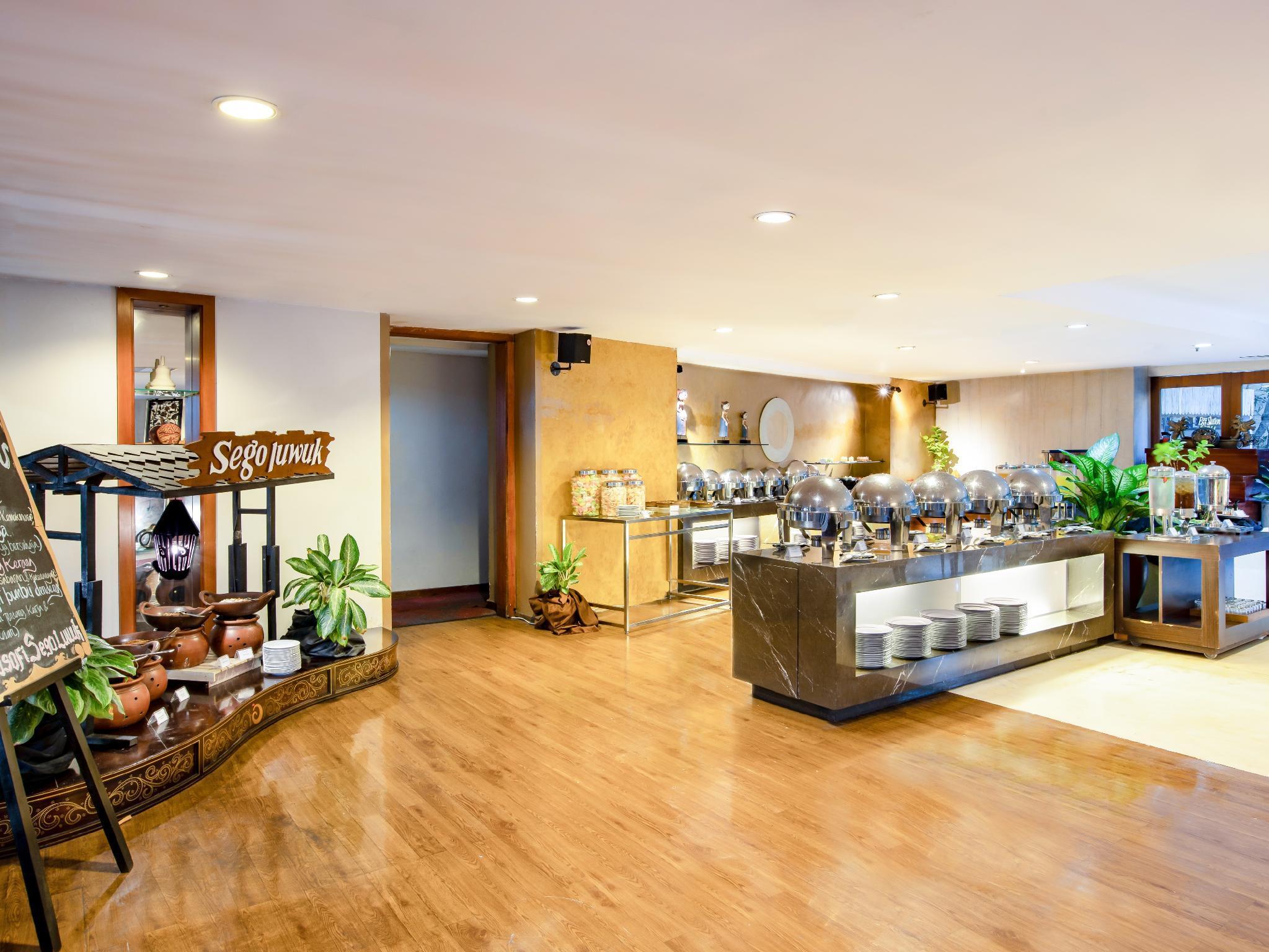 فندق جامبولوك ماليوبورو يوجياكارتا يوغياكارتا المظهر الخارجي الصورة The buffet at the hotel