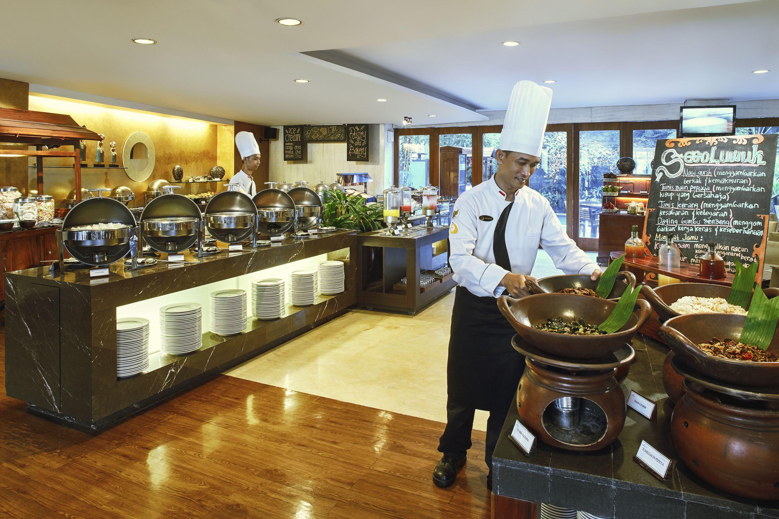 فندق جامبولوك ماليوبورو يوجياكارتا يوغياكارتا المظهر الخارجي الصورة A buffet at a hotel