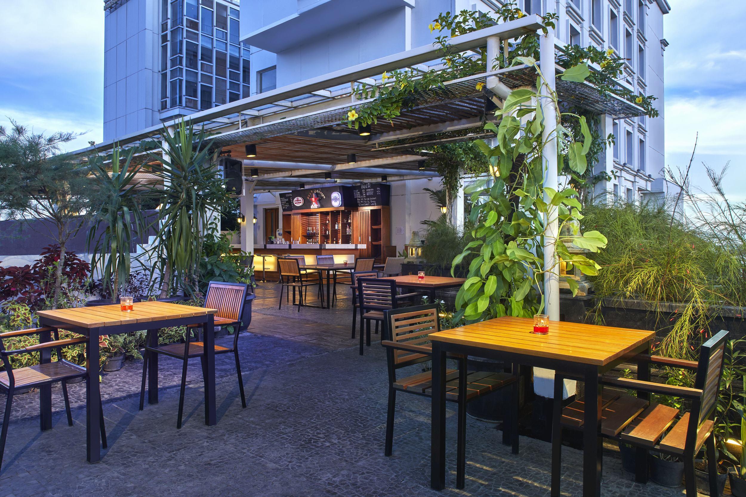 فندق جامبولوك ماليوبورو يوجياكارتا يوغياكارتا المظهر الخارجي الصورة The bar at the rooftop of the hotel