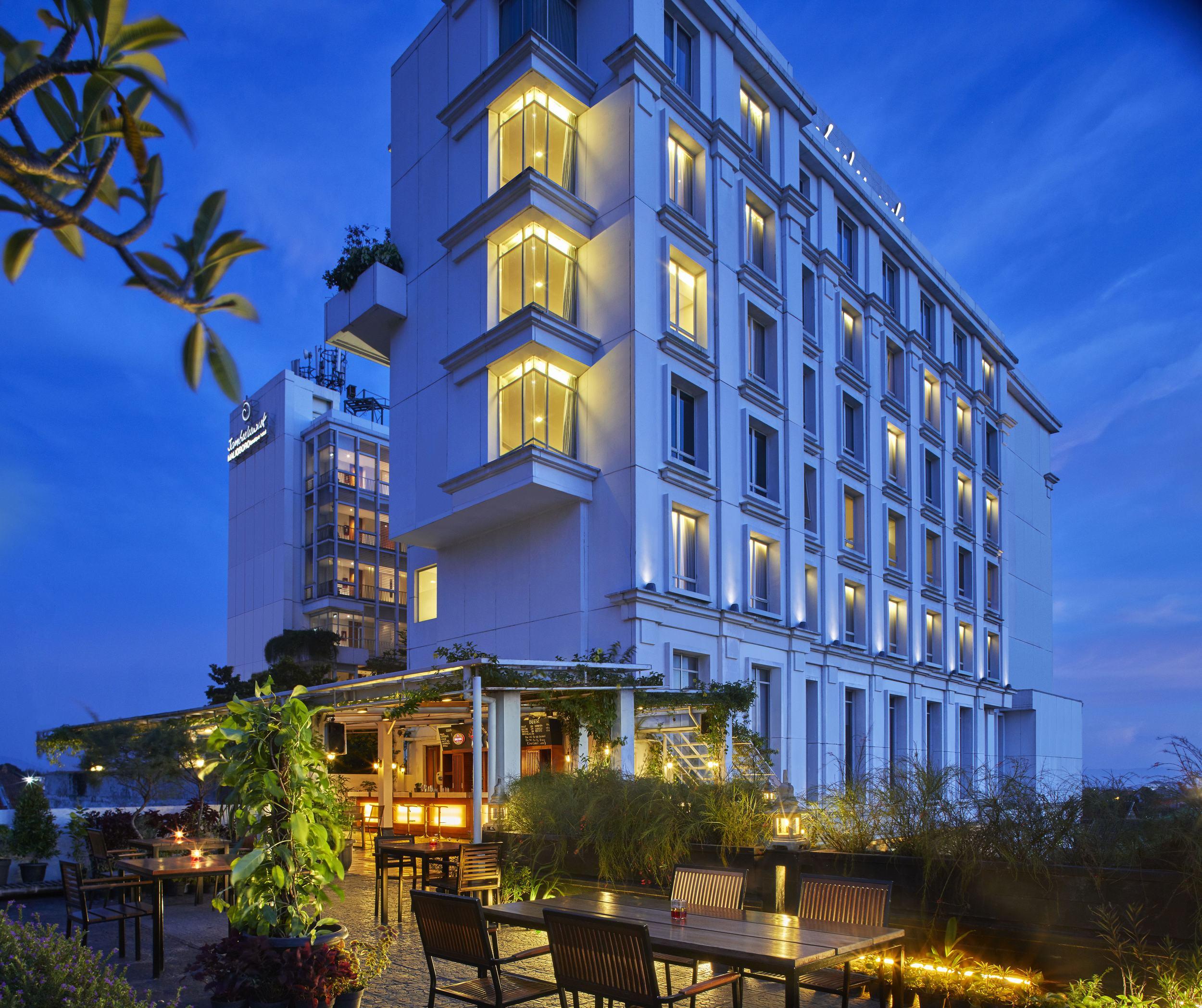 فندق جامبولوك ماليوبورو يوجياكارتا يوغياكارتا المظهر الخارجي الصورة The hotel at night